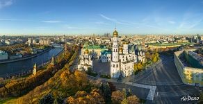 Над Большим Кремлевским сквером осенью