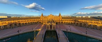 Central building at the Plaza de España. Panorama