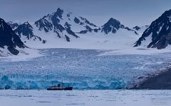 Экспедиционный ледокол у ледника Монакобрин