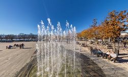 Фонтан на Sechseläutenplatz, самой большой площади города Фонтан на Sechseläutenplatz, самой большой площади города