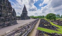 Возле руин святилищ Candi Perwara