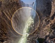 Радуга в брызгах водопада Виктория, Замбия-Зимбабве