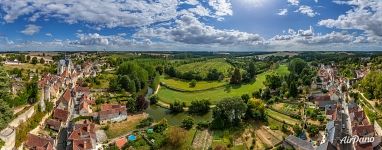 У замка Монтрезор