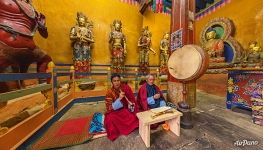 Пуджа в монастыре Тхангби