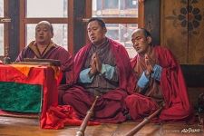 Пуджа в монастыре Тхангби