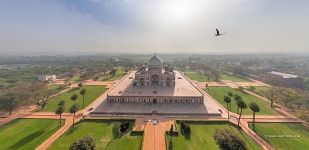 Delhi. Humayun’s Tomb in the foggy morning