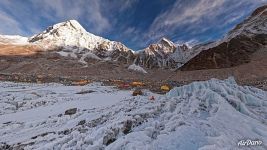 У подножья ледопада Кхумбу, Гималаи