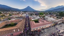 Процессия у церкви Милосердия Процессия у церкви Милосердия