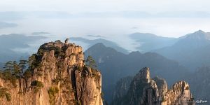Каменная обезьяна вглядывается в море облаков Каменная обезьяна вглядывается в море облаков