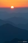 Закат в горах Хуаншань, Китай