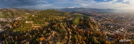Панорама над архитектурно-парковым ансамблем Альгамбра Панорама над архитектурно-парковым ансамблем Альгамбра