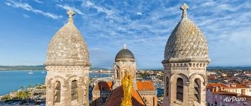 Золотая статуя на базилике Богоматери Победы, Сен-Рафаэль