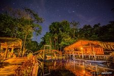 Ночь, гостиница в джунглях