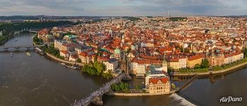 Над Карловым мостом. Прага, Чехия Над Карловым мостом. Прага, Чехия