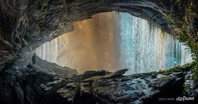 Внутри водопада Ача