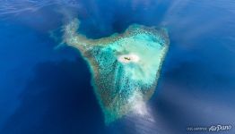 Необитаемый островок недалеко от острова Ниланду