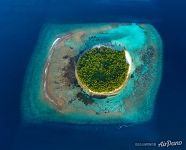 Над островком Munandhoo