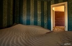 Засыпанная песком комната