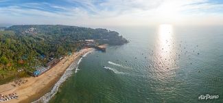 У пляжа Синкуэрим У пляжа Синкуэрим