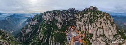 Монастырь Монсеррат с высоты Монастырь Монсеррат с высоты