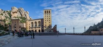 У башни монастыря У башни монастыря