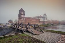 Деревянный мостик у озера Деревянный мостик у озера