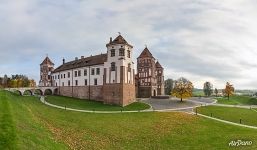 Вид на замок с земляного вала Вид на замок с земляного вала