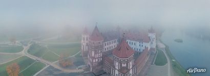 Мирский замок в тумане. Панорама
