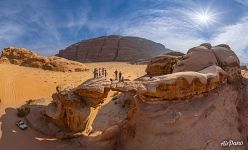 Туристы на мосту Um Frouth Rock Bridge Туристы на мосту Um Frouth Rock Bridge