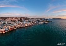 Домики Миконоса на берегу Эгейского моря Домики Миконоса на берегу Эгейского моря
