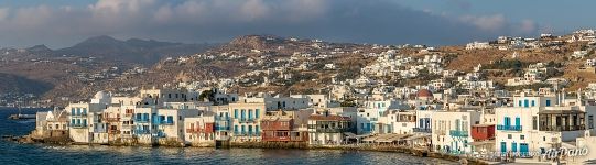 Домики Миконоса на берегу Эгейского моря Домики Миконоса на берегу Эгейского моря