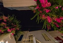 Ну улицах Миконоса ночью Ну улицах Миконоса ночью