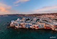 Домики Миконоса на берегу Эгейского моря Домики Миконоса на берегу Эгейского моря
