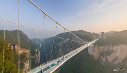 Посетители на стеклянном мосту Чжанцзяцзе