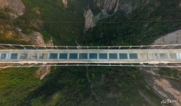 Над стеклянным мостом Чжанцзяцзе