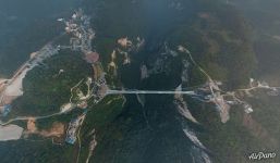 Над стеклянным мостом Чжанцзяцзе Над стеклянным мостом Чжанцзяцзе