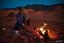 Туарег у костра в пустыне Сахара