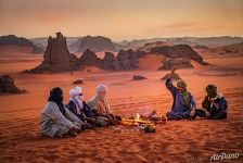 Туареги у костра в пустыне Сахара