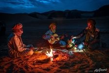 Туареги у костра в пустыне Сахара
