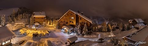 Горнолыжный курорт Мерибель ночью Горнолыжный курорт Мерибель ночью