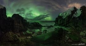 Северное сияние над пляжем Баренцева моря Северное сияние над пляжем Баренцева моря