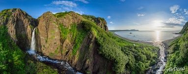 Водопад в бухте Каменистая Водопад в бухте Каменистая