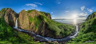 Водопад в бухте Каменистая