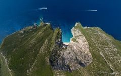 Скрытая бухта возле Волимес, у подножия оливковых рощ Скрытая бухта возле Волимес, у подножия оливковых рощ