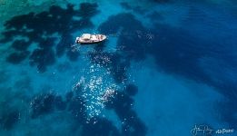 Лодка у пляжа Selinas Bay Лодка у пляжа Selinas Bay