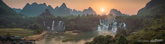 Водопад Дэтянь на закате. Панорама