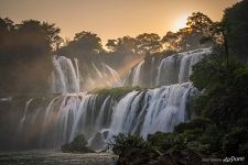 Лучи закатного солнца над водопадом Дэтянь Лучи закатного солнца над водопадом Дэтянь