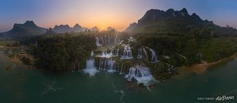 Панорама водопада Дэтянь на закате Панорама водопада Дэтянь на закате