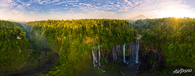 Водопад Тумпак Севу на восходе. Панорама