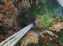 Вид на водопад Дракон из глаз пролетающего орла. Венесуэла Вид на водопад Дракон из глаз пролетающего орла. Венесуэла